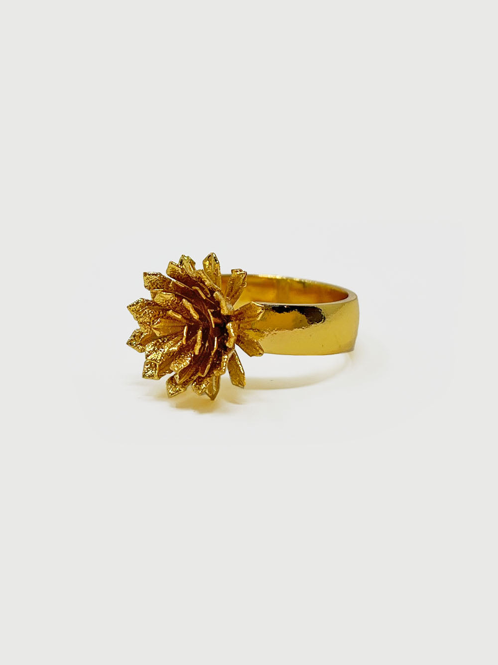 Anillo frailejón dorado